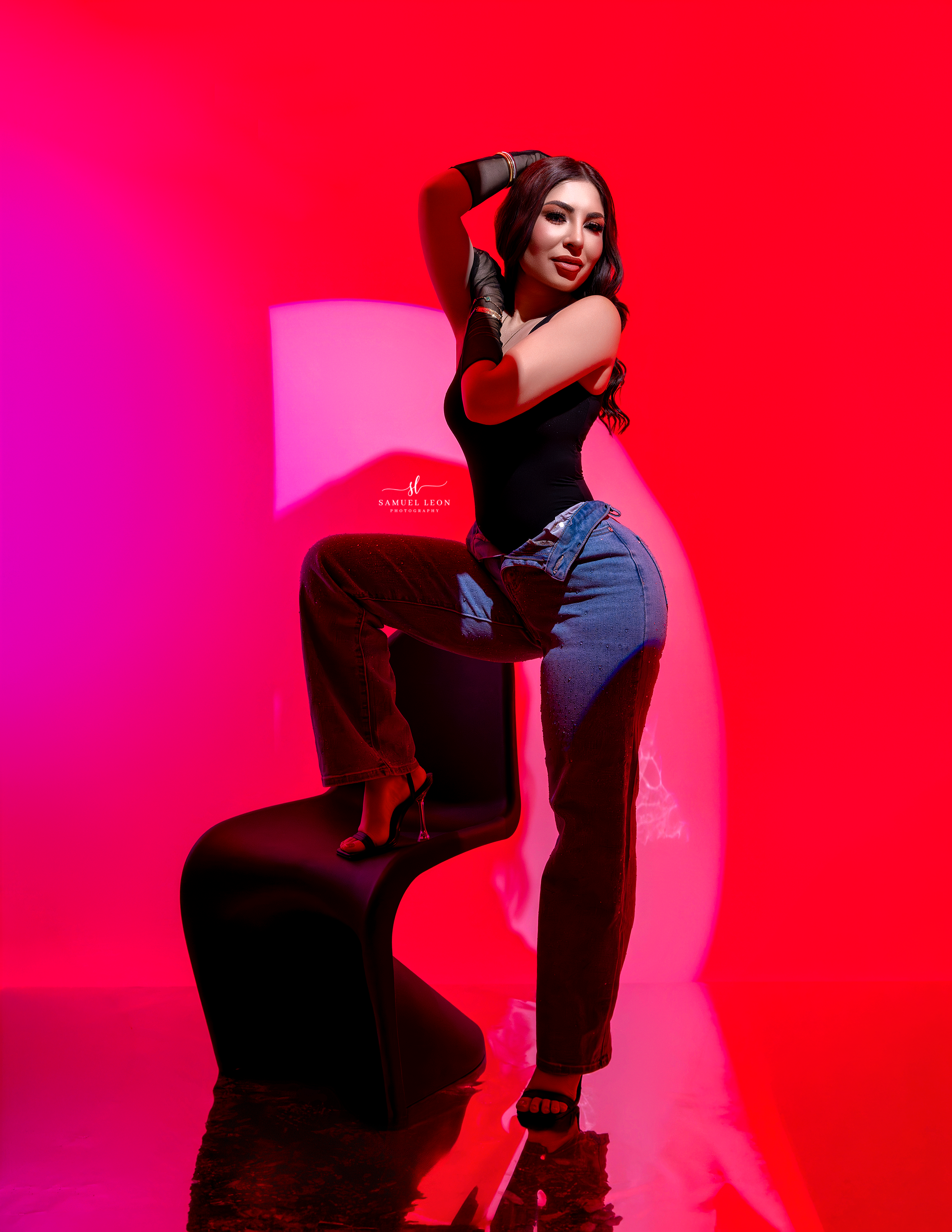 Retrato con fondo rojo e iluminación de color